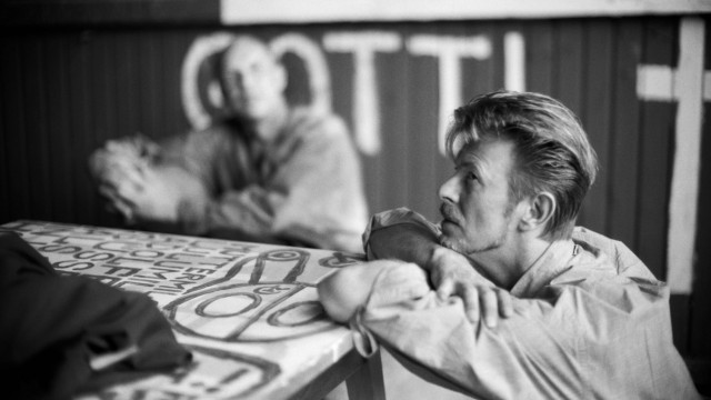 Fotografie: David Bowie beim Besuch der "Art Brut"-Künstlerkolonie in Gugging (1994).