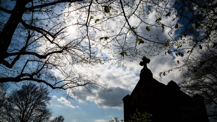 Religion/Glaube Themenbild: Eine Kapelle mit einem Kreuz hebt sich als Silhouette vor blauem Himmel ab. *** Religion Fa