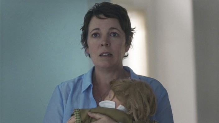 "Frau im Dunkeln - The Lost Daughter" auf Netflix: Olivia Colman spielt Leda Caruso - und auf ihrem Gesicht lässt sich die ganze Kunstfertigkeit Elena Ferrantes ablesen.