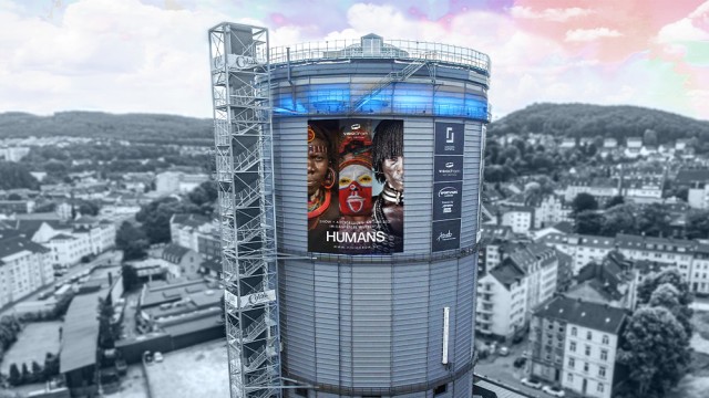 Abfall in Städten: 66 Meter ragt der Gaskessel in den Himmel über Wuppertal. Früher diente der Zylinder als Energiespeicher, heute beherbergt er einen Kuppelsaal mit Kinoleinwand.
