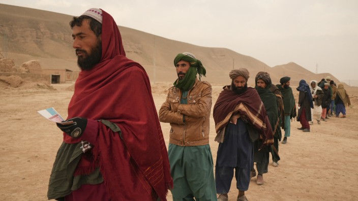 Afghanistan: In Not: Afghanische Bauern stehen für Essen an, das eine Hilfsorganisation verteilt. Das Land leidet unter einer extremen Dürre.