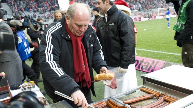 Das Sportjahr in Zitaten: Uli Hoeneß grillte 2009 Würstchen aufgrund einer verlorenen Wette im Münchner Stadion.