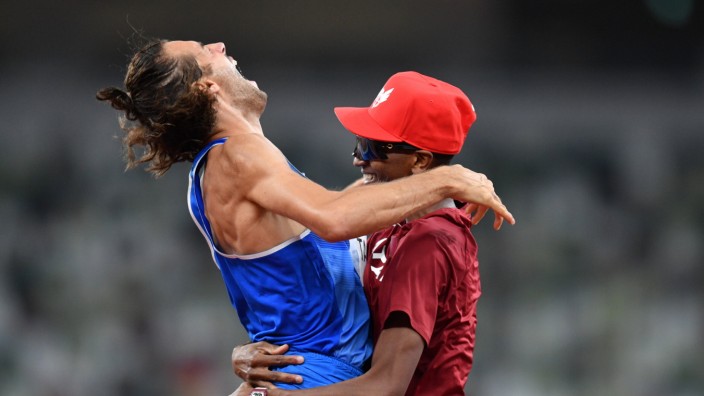 Das Sportjahr in Zitaten: Ein Bild des Jahres: Gianmarco Tamberi umarmt Mutaz Essa Barshim - beide gewinnen Hochsprung-Gold.