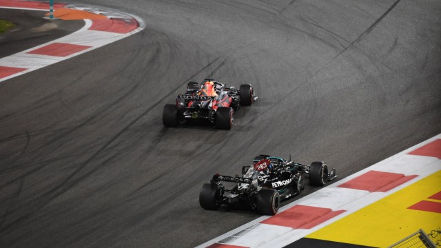 Das Sportjahr in Zitaten: Da war es passiert: Max Verstappen zieht an Lewis Hamilton vorbei und wird erstmals Weltmeister.