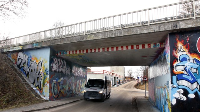 Sanierungsbedürftige Straßenbrücke in Weßling