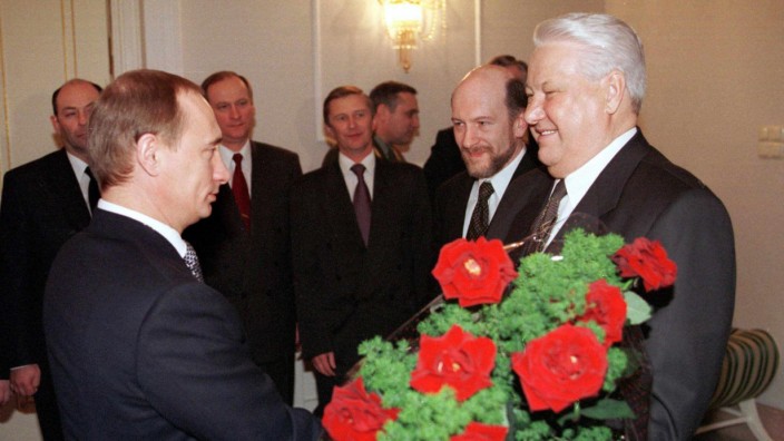 Ende der Sowjetunion: Freundliche Übergabe: Wladimir Putin überreicht Boris Jelzin am 31. Dezember 1999 einen Blumenstrauß. Der damalige Präsident Jelzin hatte zuvor in einer Fernsehanrspache seinen Rücktritt erklärt und angekündigt, dass der damalige Ministerpräsident Putin bis zu Neuwahlen die Amtsgeschäfte führen solle.