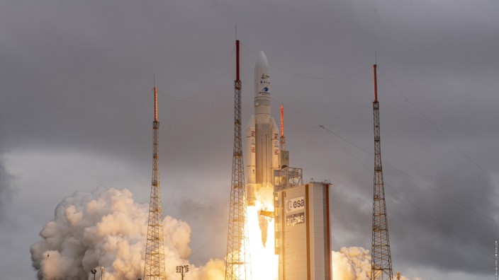 Aktuelles Lexikon: Eine Ariane-5-Rakete hebt in Französisch-Guayana ab: Die EU will ein eigenes Netz von Kommunikationssatelliten aufbauen.