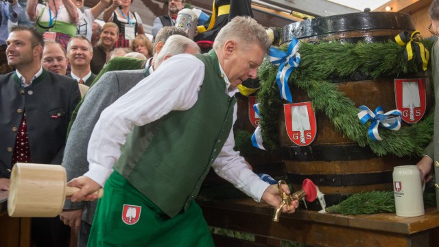 Oktoberfest 2022: There's no beer until Munich's mayor Dieter Reiter has fulfilled his duty of tapping the first barrel.