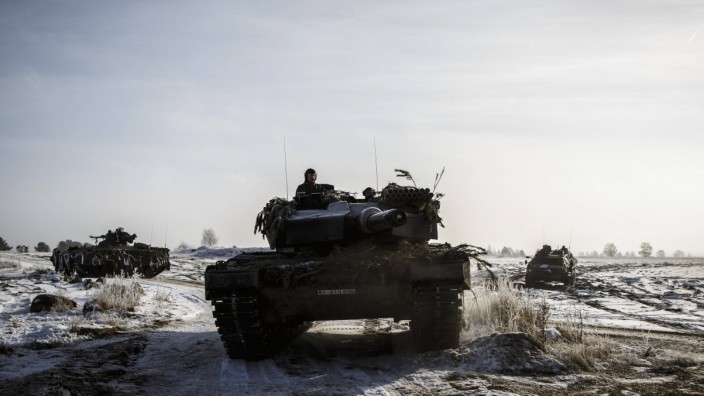 Bundesregierung: Ein Leopard-2-Kampfpanzer fährt während einer Übung über das Gelände der Altmark-Kaserne.