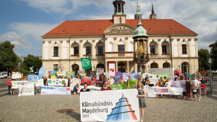 Klimaschutz von unten: 50 Vereine, ein Ziel: Die Gründungsmitglieder des Klimabündnisses Magdeburg präsentieren sich vor dem Rathaus ihrer Stadt.