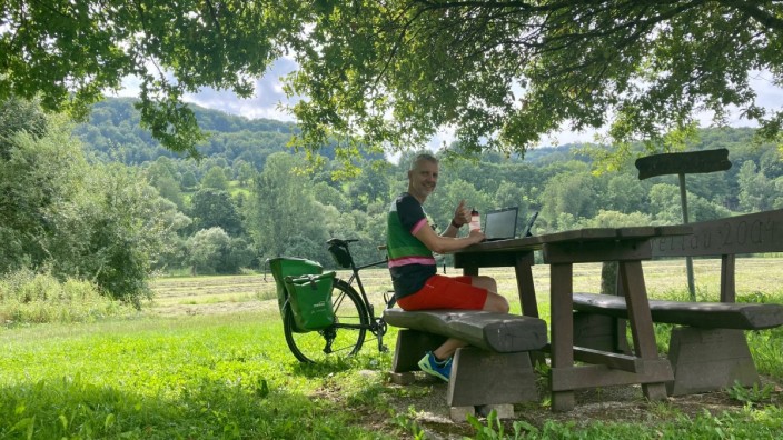 Klimaschutz: Mit Laptop und Fahrrad: Pausen auf seinen Geschäftsreisen nutzt Frank Noe schon auch mal für "Büroarbeiten".