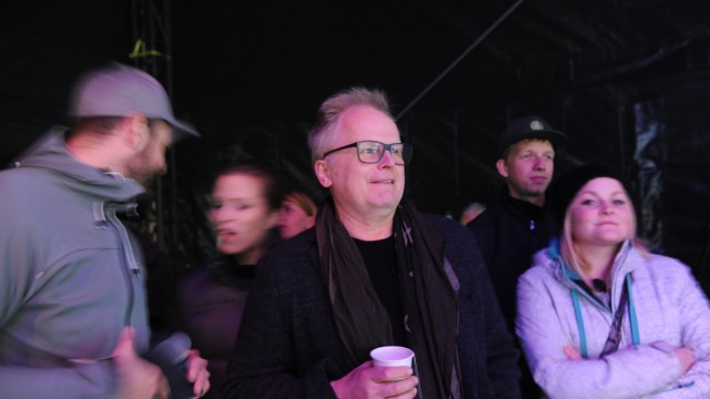 Rock und Pop: Erst schaute Herbert Grönemeyer den "Sportfreunden Stiller" vom Bühnenrand aus zu, dann trat er 2015 selbst beim Flüchtlingshelferkonzert am Königsplatz auf.