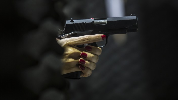 Brasilien: Wenn Frauen bald Waffen im Gürtel hätten, gebe es eben Männer- statt Frauenmorde, scherzte Präsident Jair Bolsonaro. Zum Schießen.