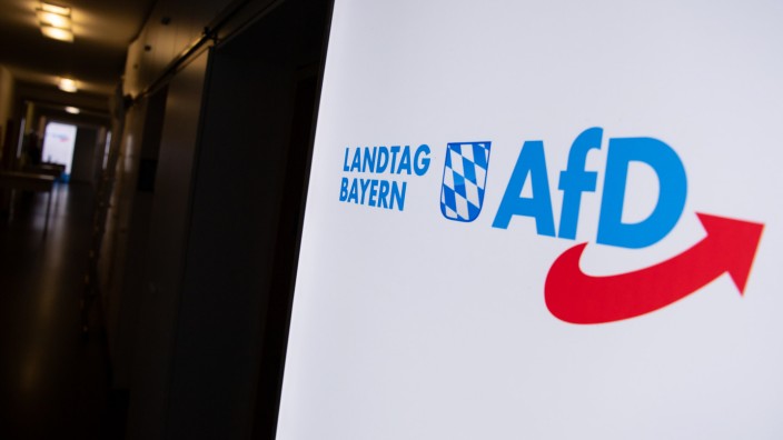 Politik in Bayern: Ein gemeinsames Logo hat die AfD-Fraktion im Landtag noch, aber sonst verbindet die in zwei Lager gespaltenen Abgeordneten nicht besonders viel.