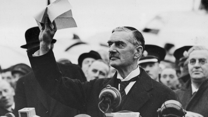 Psychologie: Der berühmteste Beschwichtiger, jedenfalls des 20. Jahrhunderts: Der britische Premier Chamberlain hält sein Münchner Abkommen mit Hitler empor, am 30. September 1938.