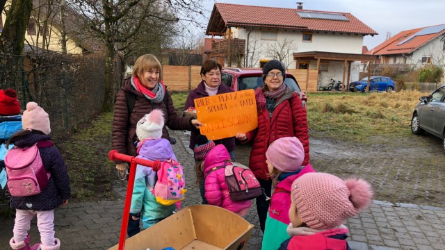 Landkreis Ebersberg: Die Buben und Mädchen vom Kindergarten Kraxelbaum haben einen Bollerwagen voller Lebensmittel bei der Tafel abgeliefert.