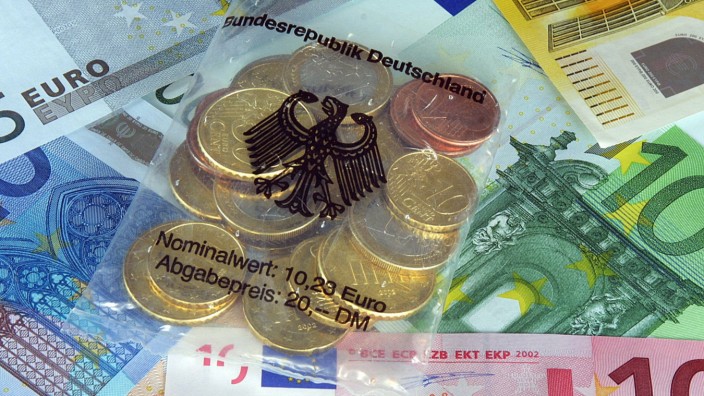 Preisvergleich: 10,23 Euro bekamen Bürger im Dezember 2001 für 20 Mark - aufgeteilt auf insgesamt 20 Münzen.