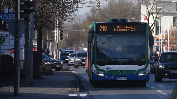 Verkehr in Karlsfeld: Die Buslinie 710, die zwischen dem Dachauer Bahnhof und Moosach verkehrt, fährt die Haltestelle Falkenstraße neuerdings nicht mehr an.