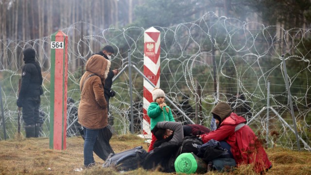 Globale Krise: In die Falle gelockt: von der belarussischen Regierung an die Grenze zu Polen beförderte Migranten aus dem Nahen Osten.