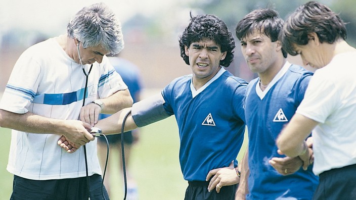 Nachruf auf Raúl Madero: Blutdruckmessen beim Fußball-Gott: Argentiniens Mannschaftsarzt Raúl Madero untersucht bei der WM 1986 Diego Maradona.