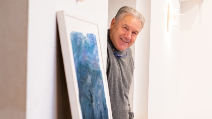 Leiter des Griechischen Hauses: Nach 30 Jahren räumt Costas Gianacacos sein Büro im Griechischen Haus. Das tiefblaue Bild, das er von einem befreundeten Maler bekommen hat, nimmt er mit.