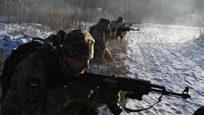 Russland-Ukraine-Krise: Die Ukraine wappnet sich: Auch Reservisten der Verteidigungskräfte übten in der Nähe von Kiew am Wochendende.