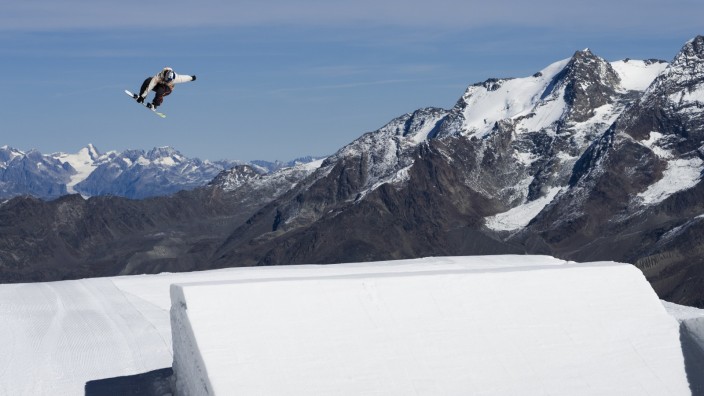 Snowboard-Slopestyle: Sprung in die Tiefe: Leon Vockensperger beim Performance Camp im schweizerischen Saas Fee.