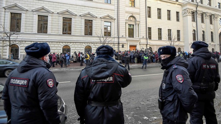 Russland: Polizisten stehen vor dem Gebäude des Obersten Gerichts in Moskau.