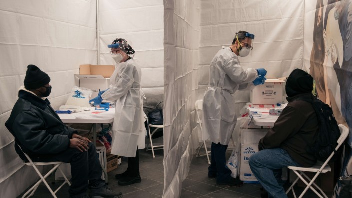Covid-19: Pflegekräfte testen in New York Passanten auf das Coronavirus. In den USA gehen mittlerweile zwei von fünf Infektionen auf das Konto der neuen Variante XBB 1.5.