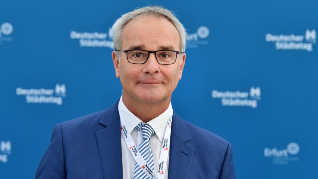 Personalmangel: Helmut Dedy (SPD), Hauptgeschäftsführer des Deutschen Städtetages, fordert vom Bund "zügig konkrete Schritte", um Arbeitskräften die Zuwanderung zu erleichtern.