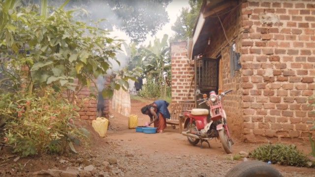 Filmfestival: Dornen des Schmerzes: Der Film "Prickly Roses" erzählt von Arbeiterinnen auf den Blumenplantagen in Uganda.