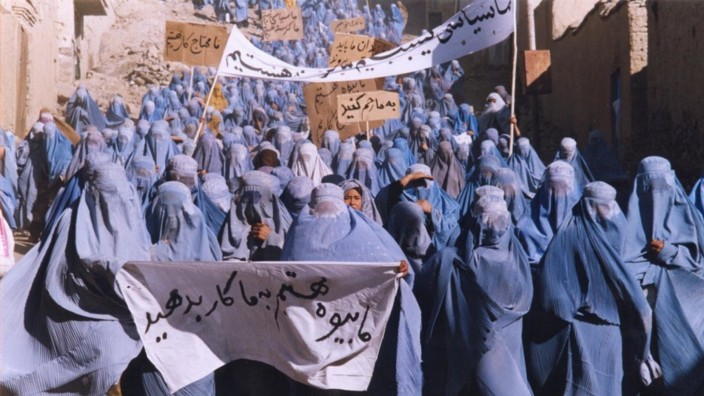 Filmfestival: Bilder wie die aus dem Film "Osama", der von den Lebensbedingungen von Frauen in Afghanistan vor 2002 erzählt, schienen der Vergangenheit anzugehören.