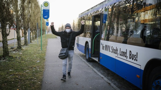 Expressbusse: Geschafft: Mit 25 Minuten Verspätung kommt der Expressbus an der Haltestelle Forschungszentrum in Garching an.