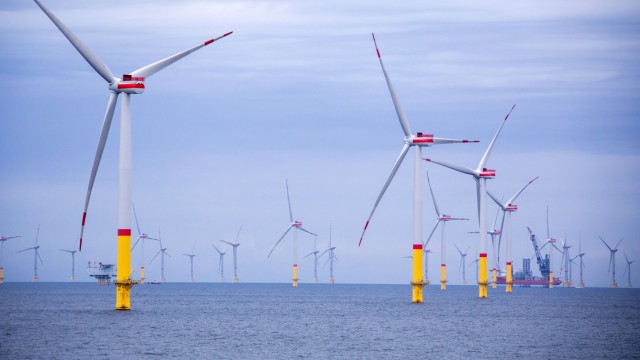 Windkraft: Windpark in der Ostsee: In vergleichsweise flachen Gefilden stehen die Mühlen in Stahlrohren, die im Meeresboden verankert sind.