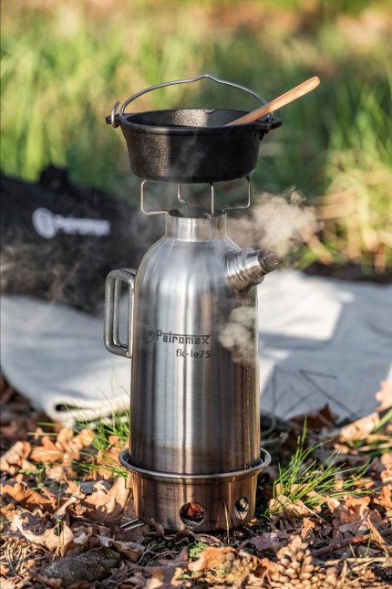 Haben und Sein: Kochendes Wasser für unterwegs: Feuerkanne von Petromax
