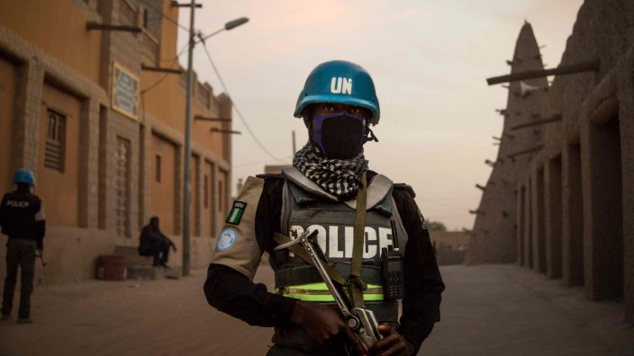 Kulturerbe: Akute Bedrohung durch die Dschihadisten: Ein Polizist der Vereinten Nationen patrouilliert am 8. Dezember vor der großen Moschee in Timbuktu.