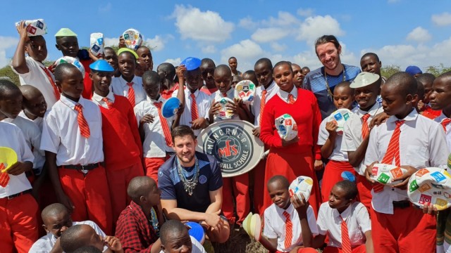 Münchner Hilfsprojekt: Die beiden Trainer haben in Tansania ganz offensichtlich etwas entdeckt, was sie auf deutschen Fußballplätzen oft vermissen: Leidenschaft.
