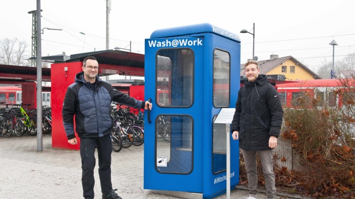 Kuriosum in der Kreisstadt: Manfred Beck (links) und Daniel Werner vor der Telefonzelle, die auf dem Weg zu einem sauberen Auto eine nicht unwesentliche Rolle spielt.