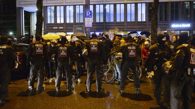 Münchner Innenstadt: Die Polizei hält am Stiglmaierplatz eine größere Menschenmenge zur Personalienfeststellung fest.