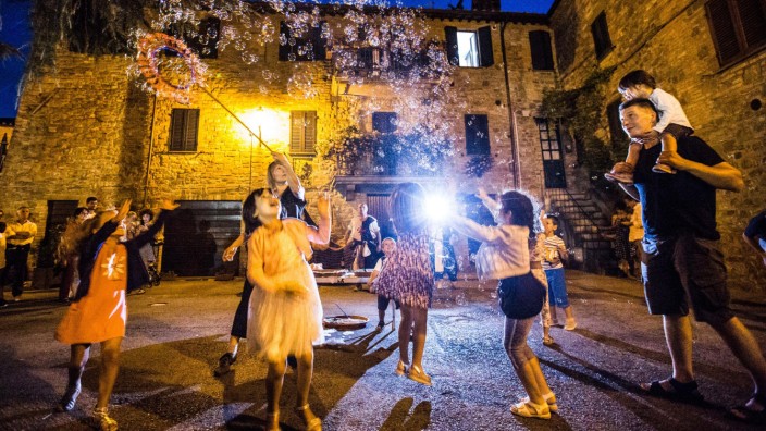 Italien: Bilderbuch Italien mit spielenden Kindern auf einer Piazza, hier in Castel Rigone in Umbrien. Doch die Zahl der Kinder geht immer weiter zurück.