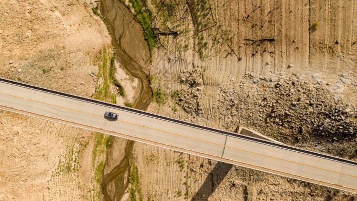 Reihe "55 Voices for Democracy": Neue Verbindungen sind nötig, um die Krisen der Gegenwart zu überwinden: eine Brücke über dem ausgetrockneten Lake Oroville in Kalifornien.