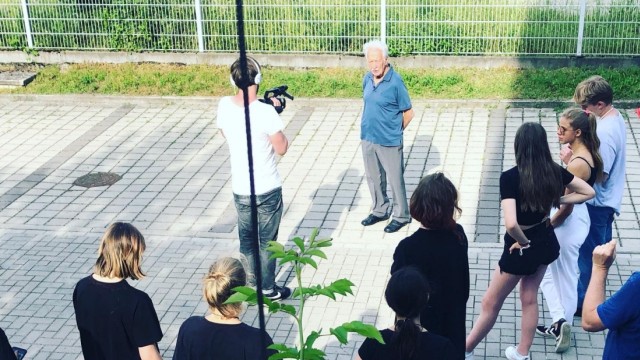 Erinnerungskultur: Zeitzeuge Ernst Grube (im blauen Shirt) erzählte den Jugendlichen auf dem Gelände des ehemaligen Judenlagers Milbertshofen von seinen Erinnerungen.