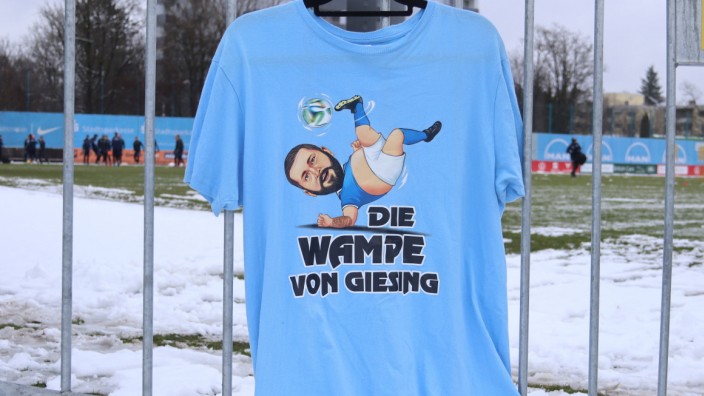 TSV 1860 München: Vertrieb seine Shirts im eigenen Fanshop: Sascha Mölders.