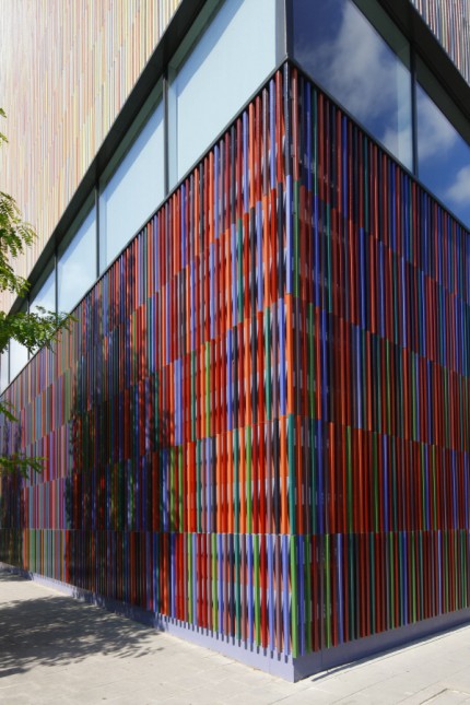 Neue Berliner Abgeordnetenbüros: Das Museum Brandhorst in München mit seiner farbintensiven Fassade aus leuchtenden Keramikstäben.