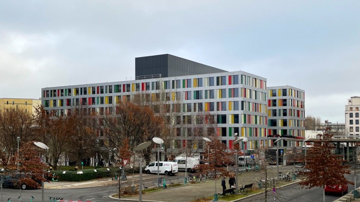 Neue Berliner Abgeordnetenbüros: Schöner arbeiten im "Luisenblock West": Das neue Bürogebäude für den Deutschen XXL-Bundestag überrascht mit farbigen Fassadenpaneelen.