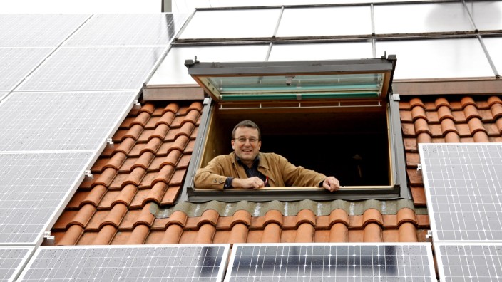 Rudi Seibt mit seiner Photovoltaik- und Solaranlage am Mühlpointweg in Wolfratshausen