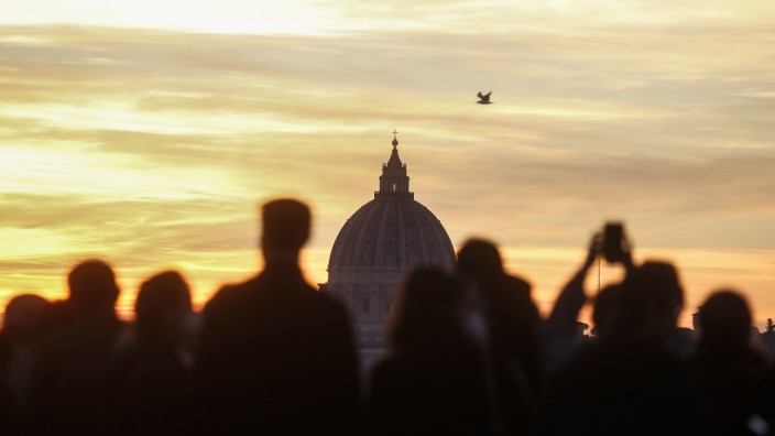 Nach dem Wahlsieg: Sonnenuntergang über dem Petersdom: In Rom gibt es bald eine neue Regierung. Das könnte die Wirtschaftspolitik der EU erschweren.