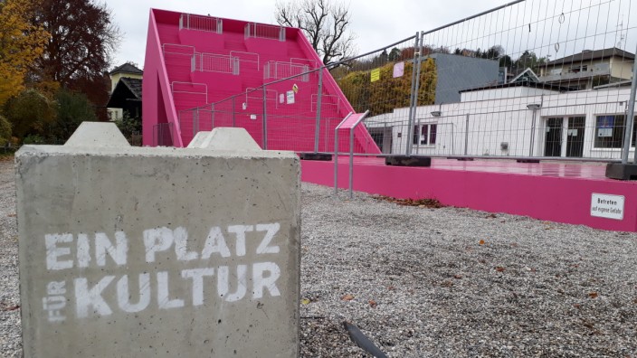 Bauprojekt in Starnberg: Die Tage der "Wiege von Starnberg" sind gezählt. Die begehbare Skulptur - hier ein Foto vom April 2021 - in unmittelbarer Nähe zum Heimatmuseum soll einem funktionalem Neubau weichen.