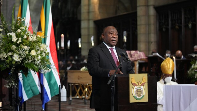 Südafrika: Südafrikas Präsident Cyril Ramaphosa bei der Trauerrede für Tutu.