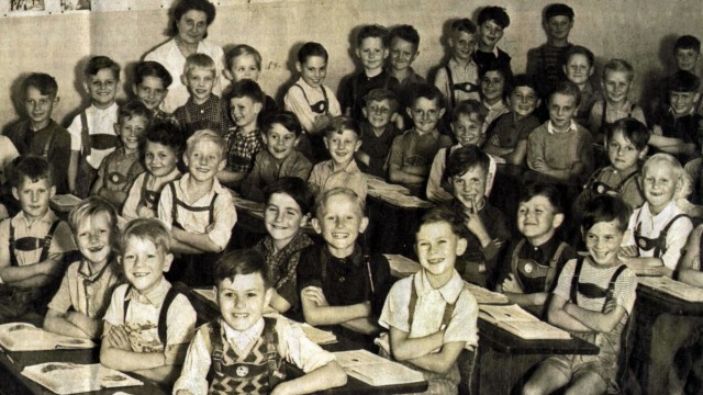Buch über Haidhausen: Ein Klassenfoto aus dem Schuljahr 1950/51 der Volksschule an der Kirchenstraße in Haidhausen: Hans Schlehhuber ist der Bub in der dritten Reihe, der Zweite von rechts.